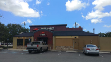 Pizza Hut outside