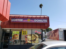 Yum Yum Donuts outside