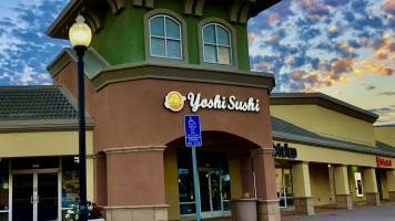 Yoshi Sushi food