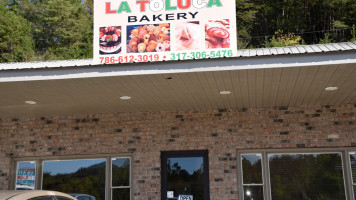 La Toluca Bakery outside