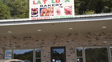 La Toluca Bakery outside