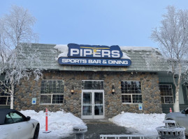Pipers Sports Lounge Dining outside