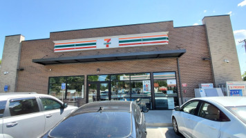 7-eleven outside