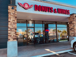 Daily Donuts Wings outside