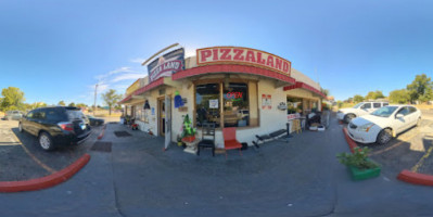 Pizza Land outside