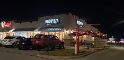 Mod Pizza outside