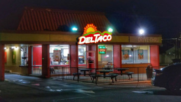 Del Taco outside