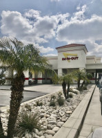 In-n-out Burger outside