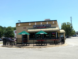 Bruegger's Bagels outside