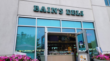 Bain's Deli outside