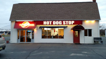 Dog Daze Gourmet Hot Dogs outside