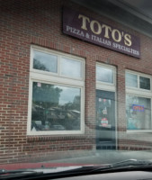 Toto's Pizzeria outside