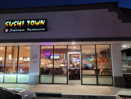 Sushi Town outside