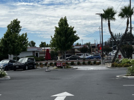 In-n-out Burger outside