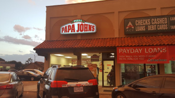 Papa Johns Pizza outside