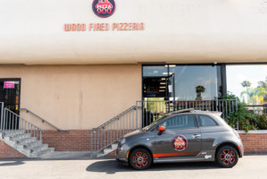 Pizza 900 Wood Fired Pizzeria outside