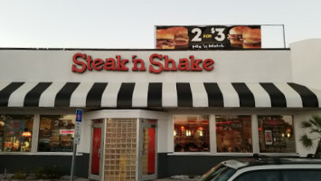 Steak 'n Shake outside