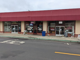 Los Cuates Taqueria outside