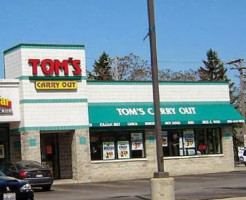Tom's Carry Out outside