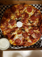 Victor's Pizza Co. food