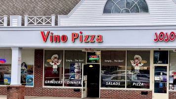 Vino's Pizza outside