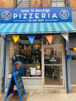 Rome To Brooklyn, Pizza Panzerotti outside