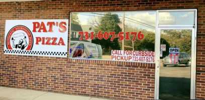 Pat’s Pizza outside