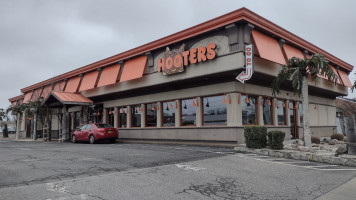 Hooters outside