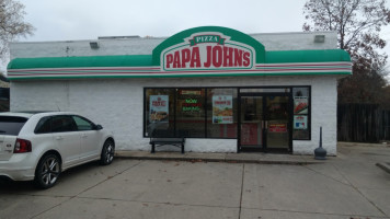 Papa Johns Pizza outside