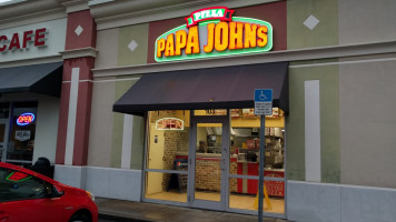 Papa Johns Pizza outside