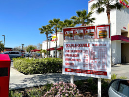 In-n-out Burger outside