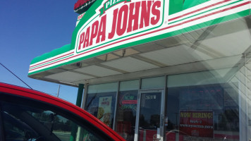 Papa Johns Pizza outside