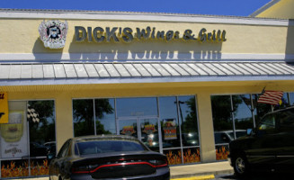 Dick's Wings And Grill Fernandina inside