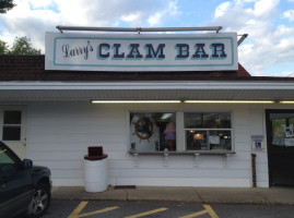 Larry's Clam outside