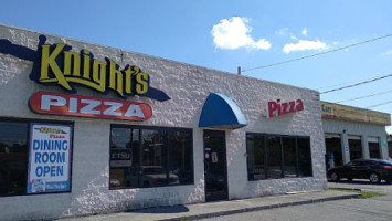 Knight's Pizza outside