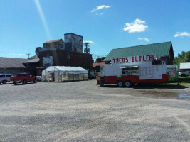 Tacos La Mexicana outside