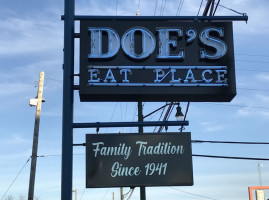 Doe's Eat Place food