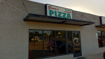 Gina's Pizzaria outside