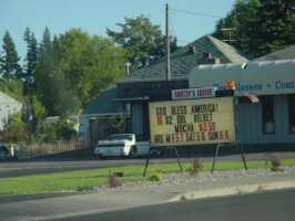 Shotzy's Coffee On Pines outside