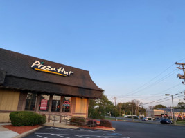 Pizza Hut outside