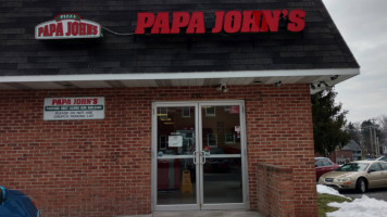 Papa Johns Pizza outside