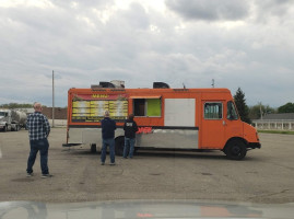 Los Compadres Food Truck outside