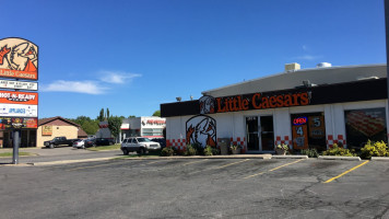 Little Caesars Pizza outside