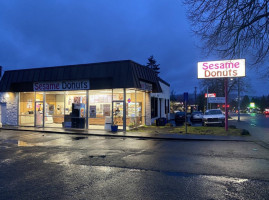 Sesame Donuts outside