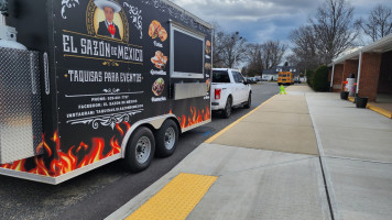 El Sazon De Mexico Food Truck outside