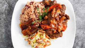 Vee's Caribbean Kitchen food