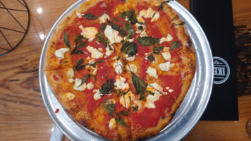 Ike's Artisan Pizza food