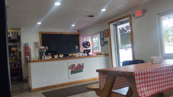 Bella's Pizzeria inside