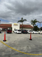 In-n-out Burger outside