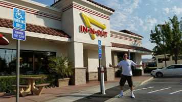 In-n-out Burger outside